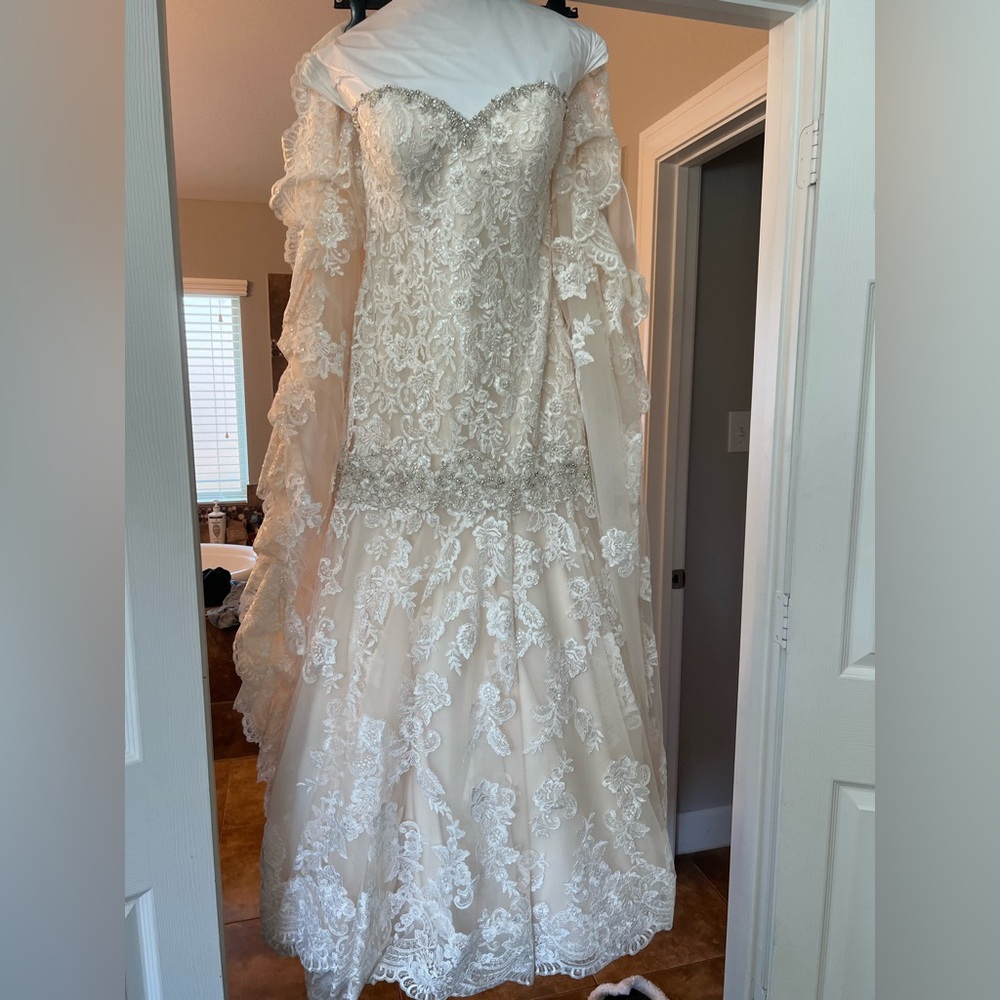 BEAUTIFUL Allure Bridals Mermaid Wedding Dress!! Size 12 (fits like a 6)